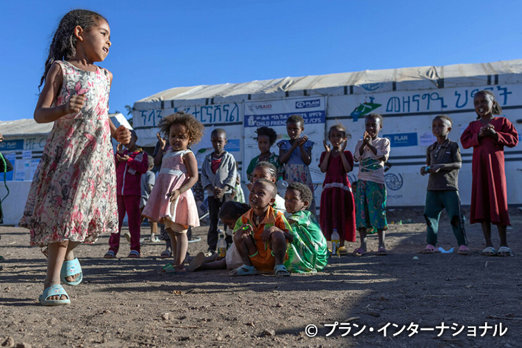 写真：難民キャンプの子どもひろばで遊ぶ子どもたち（エチオピア）