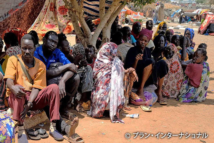 写真：紛争から逃れ棒や布で作った仮設テントで暮らす難民（南スーダン）
