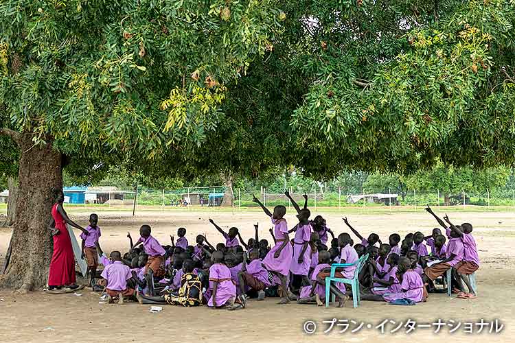 写真：木の下で授業を受ける学生たち（南スーダン）