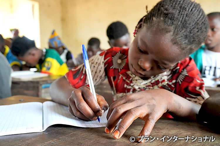 写真:勉強をする女の子(マリ)