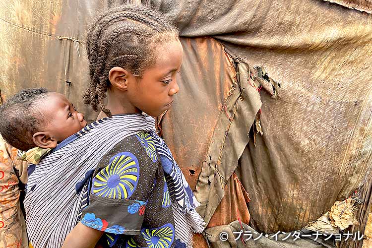 写真：家族の世話で学校にいけない女の子（タンザニア）