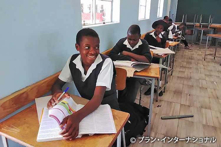 写真：新しい学校で学ぶ子どもたち（ジンバブエ）