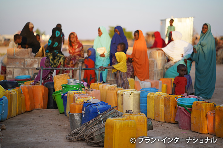 写真：清潔な水を求めて並ぶ国内避難民たち（ソマリア）