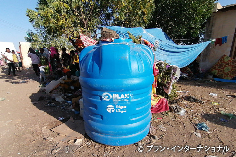写真：難民キャンプに貯水タンクを設置（スーダン）