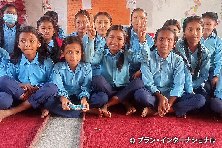 写真：ジェンダー平等や有害な社会規範について学ぶ（ネパール）
