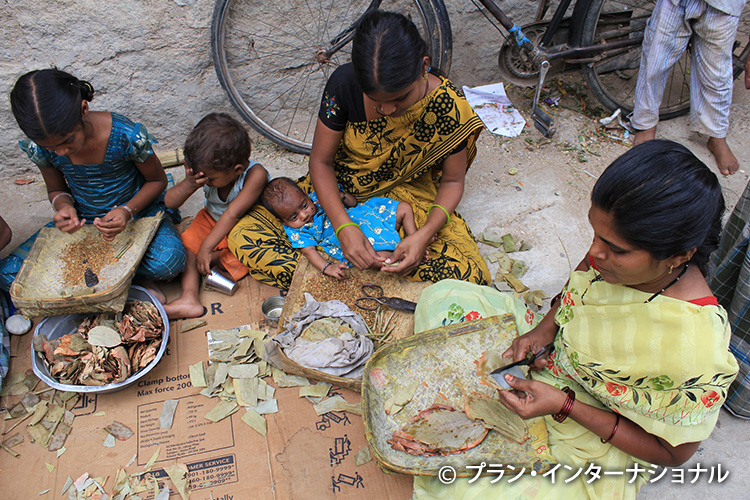 写真：学校にも行けず、仕事をしながら兄弟の世話も担う女の子（インド）