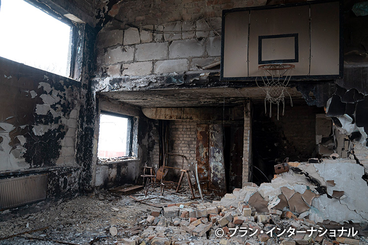 写真：爆撃で破壊された体育館（ウクライナ）