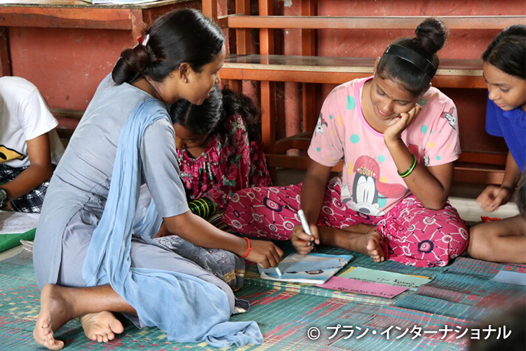 写真：早すぎる結婚（児童婚）の弊害を学ぶトレーニング（ネパール）