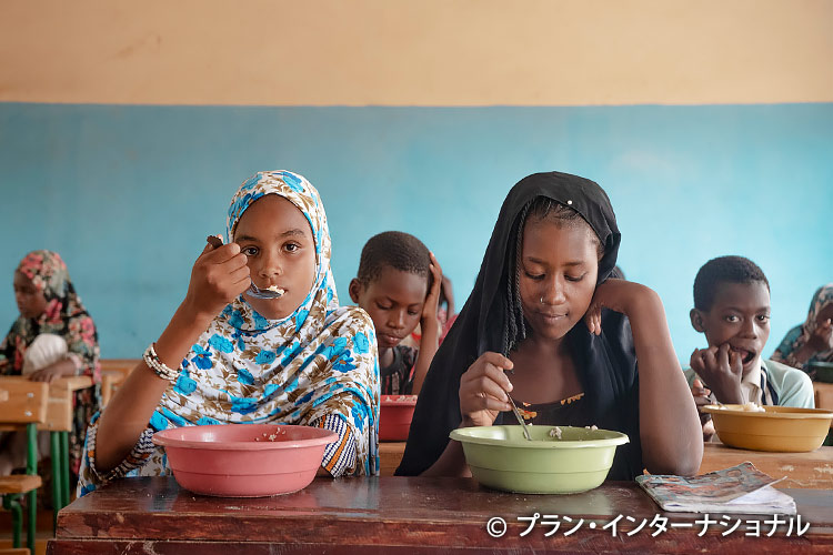 写真:干ばつ下のマリでは給食の提供により就学率が高まった