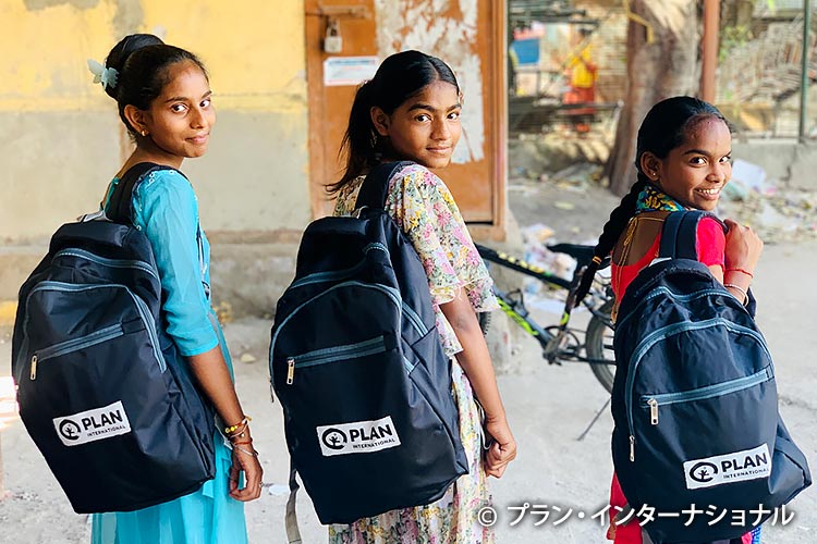 写真:学用品の支給(インド)