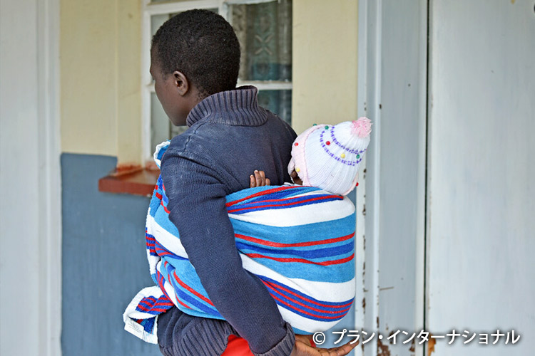 写真：貧困のため16歳で児童婚を強いられた女性（ジンバブエ）