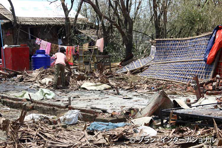 写真：サイクロンにより破壊された国内避難民キャンプ内の住居（ミャンマー）