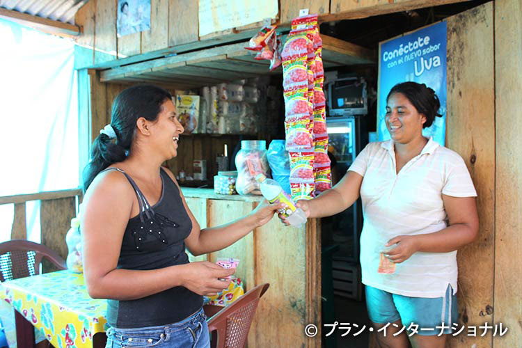 写真：起業し雑貨店を経営する女性（ホンジュラス）