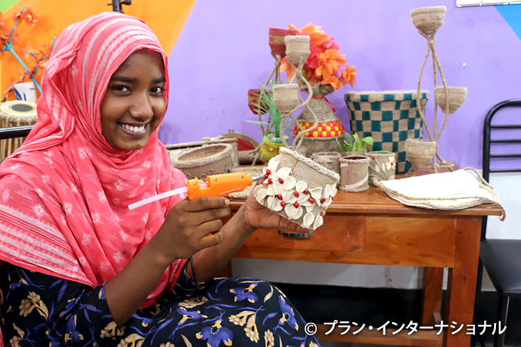 写真：職業訓練の一環でジュート麻の工芸品づくりを学ぶ若者（バングラデシュ）