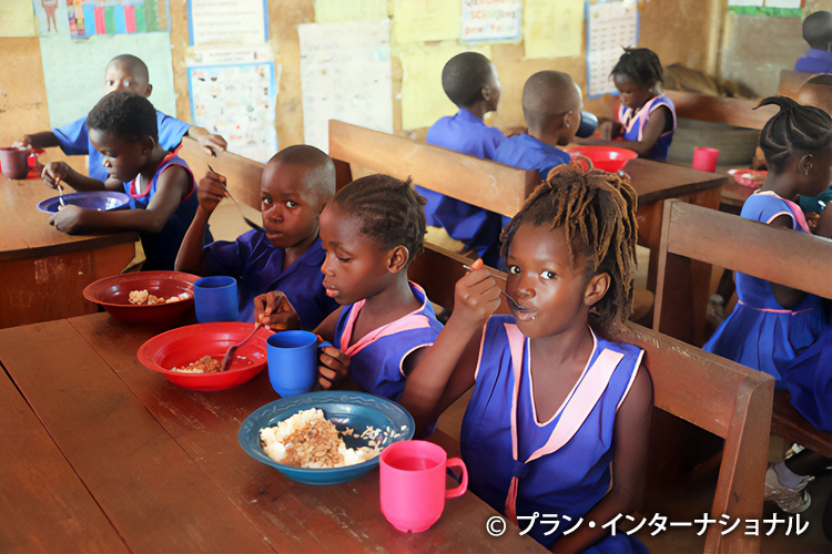 写真：学校給食を提供（シエラレオネ）