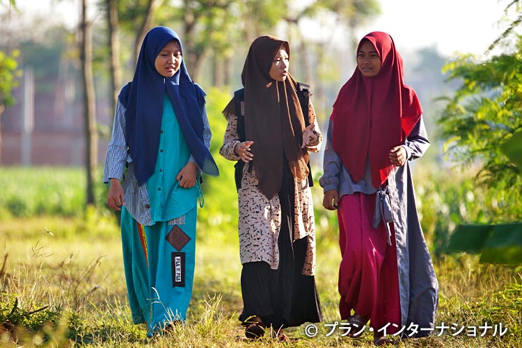 写真：児童婚から逃れて高校へ通学する女の子たち