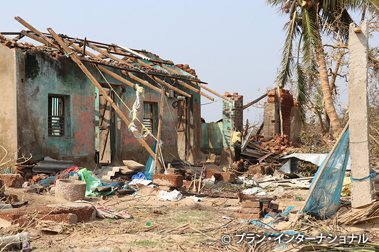 写真：サイクロンの被害にあった村（インド）