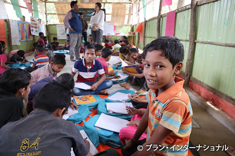 写真：ロヒンギャ難民キャンプで識字教育を受ける9歳の男の子（バングラデシュ）