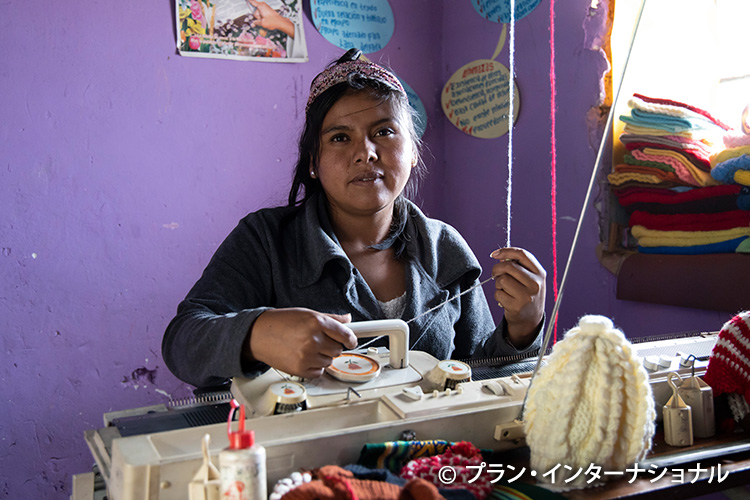 写真：生計向上のための職業訓練で縫製を習う女性（ペルー）