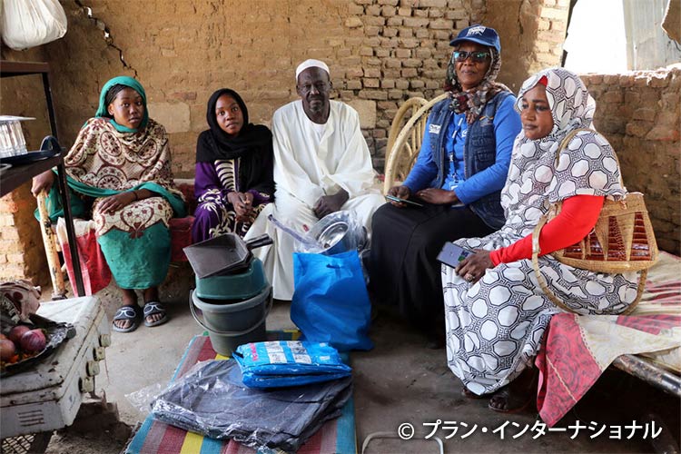 写真：ノン・フード・アイテムを受け取った国内避難民の家族（スーダン）