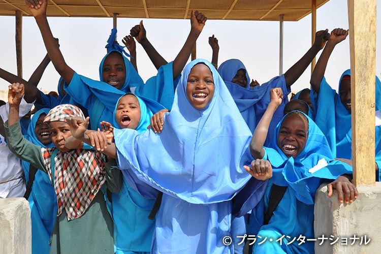 写真：学用品の支給に喜ぶ子どもたち（ナイジェリア）