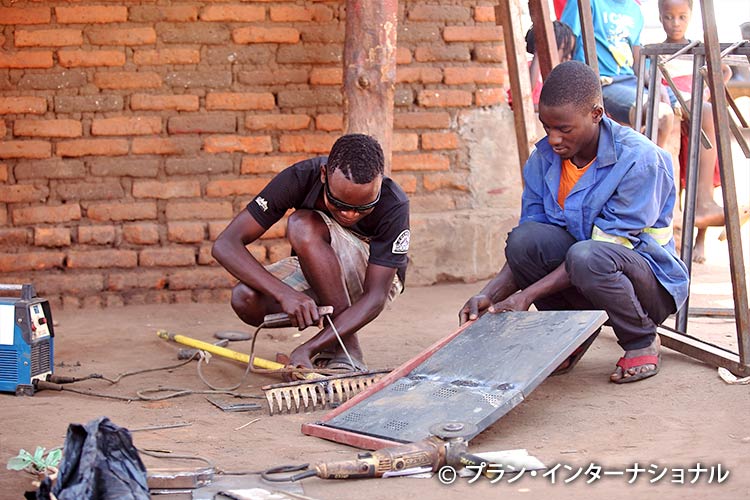 写真：経済的自立を目指して職業訓練を受けるユース（マラウイ）