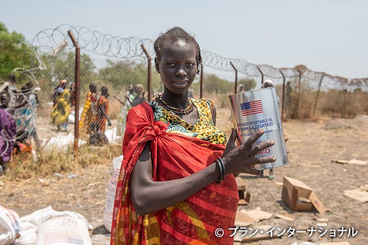 写真: 妊娠中の女性にビタミンを強化したサラダ油の支給（南スーダン）