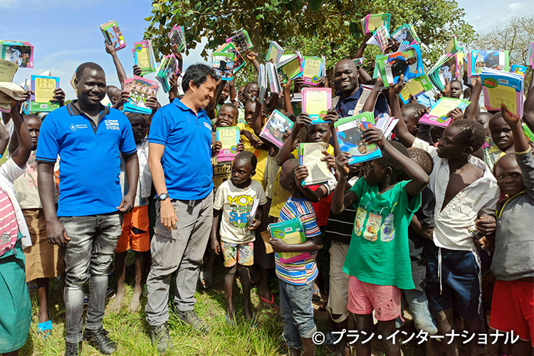写真: 南スーダンで学用品の支給