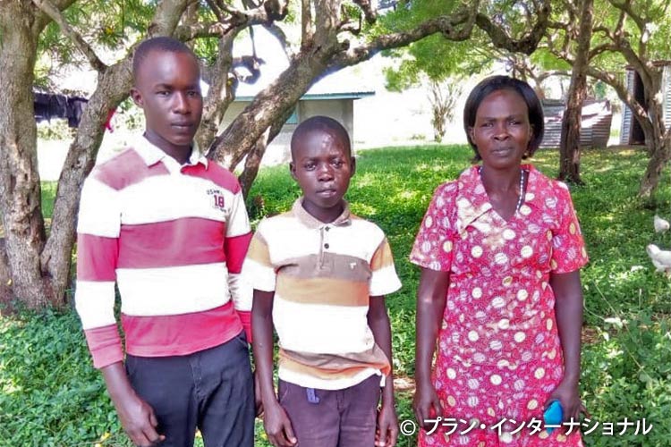 写真：ベアトリス（31歳、コミュニティ・ボランティアおよびチャイルドの母親、ホマベイ活動地域）