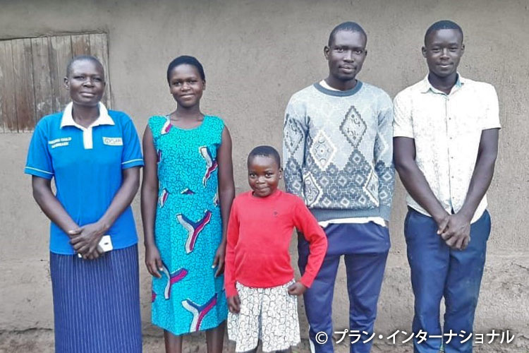 写真：左からローズさん、ベアトリスさん（チャイルド）ときょうだいたち