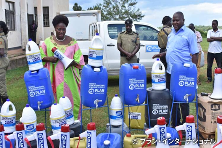 イーストセントラル地域で配布されたメガホンと手洗いキット