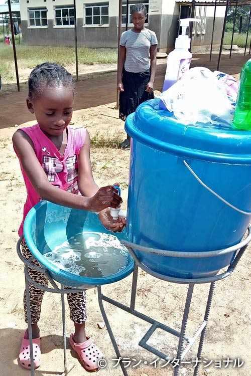 写真：石鹸を使って手を洗うチャイルド