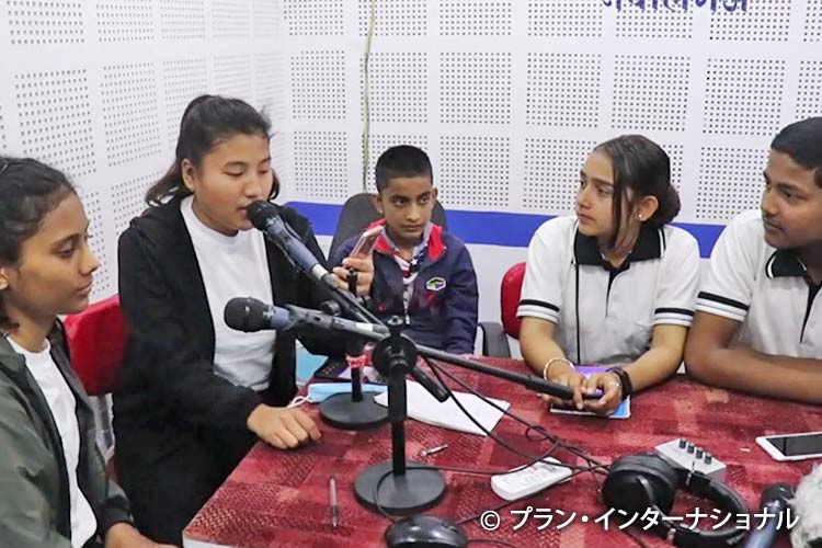 ラジオで「早すぎる結婚」について話す子どもたち（ネパール）