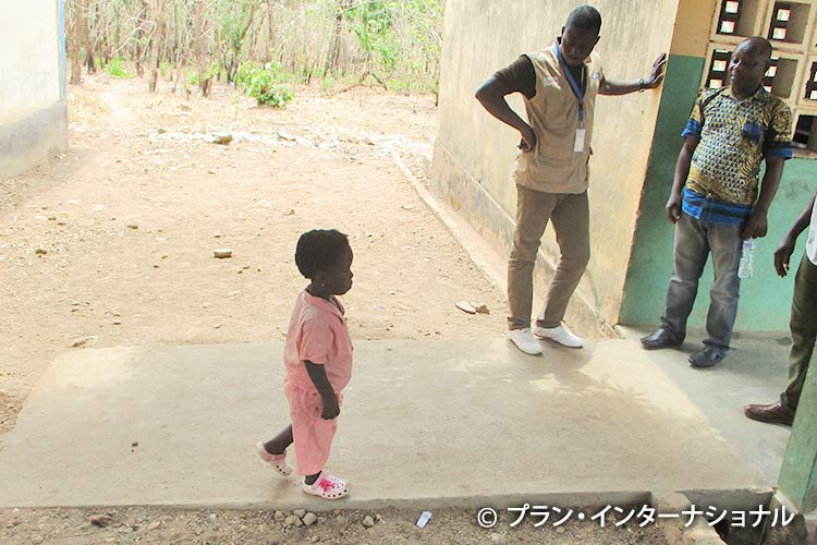 学校に設置されたスロープを歩く障害のある女の子（トーゴ）