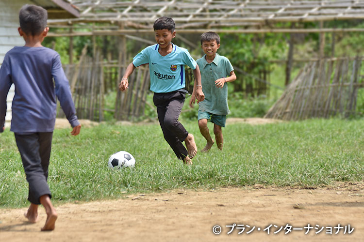 サッカーボールで遊ぶ子どもたち（ラオス）
