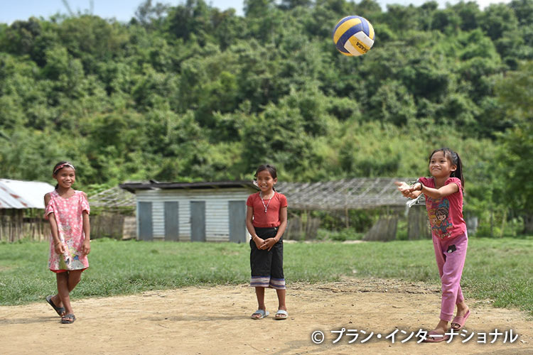 スポーツセットのバレーボールで遊ぶ女の子たち（ラオス）