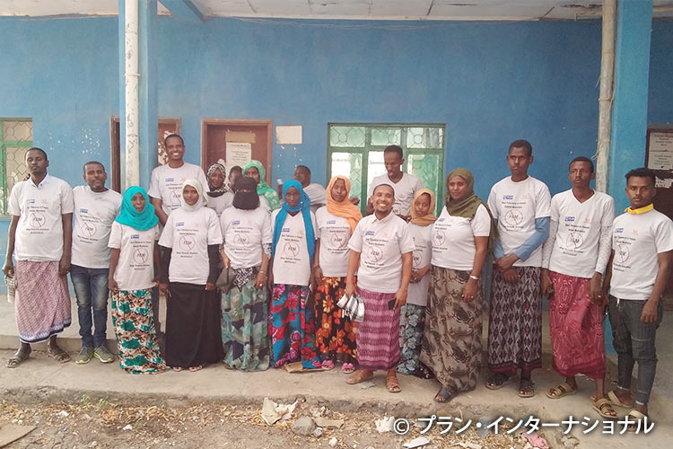 女性性器切除（FGM）根絶を訴えるTシャツを着たファシリテーターたち（エチオピア）