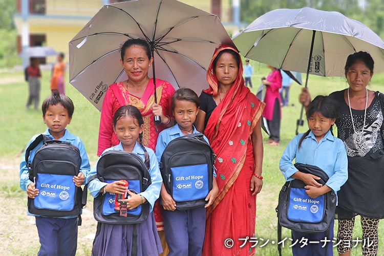 リュックと傘を受け取った子どもたち（ネパール）