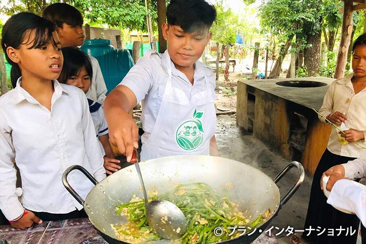 学校菜園でとれた野菜は給食の食材になります（カンボジア）