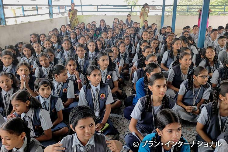 高校生たちが学校でジェンダーに基づく暴力について学びました（インド）