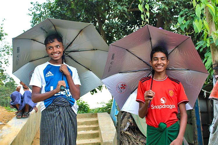 写真：傘・文具セット（バングラデシュ）