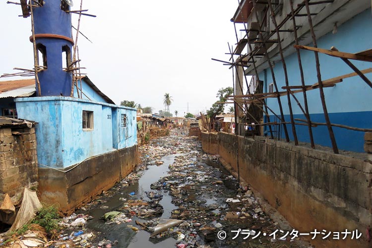 写真：水たまりにゴミが散乱するスラムの通路（シエラレオネ）