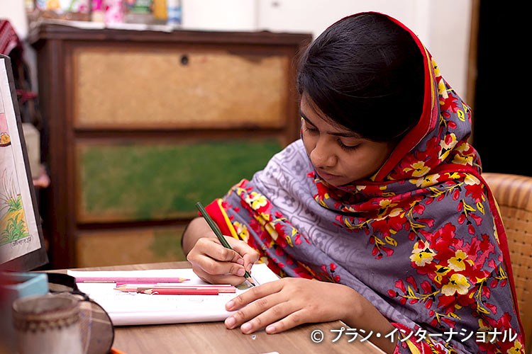 写真:勉強をする女の子