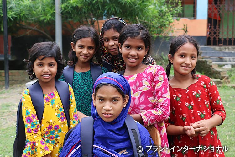 写真:学校に通う子どもたち