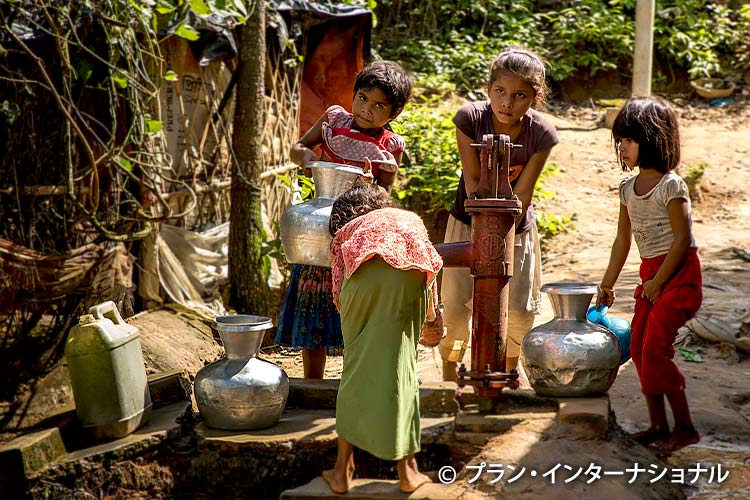 写真:水くみをする子どもたち