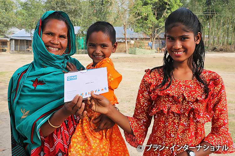 写真:スポンサーからの手紙を受け取るチャイルド