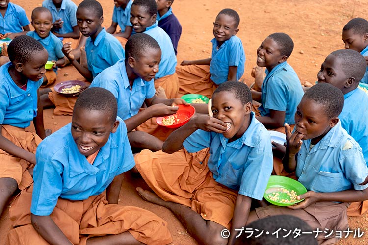 写真:給食支援が就学率向上の後押しに(ケニア)