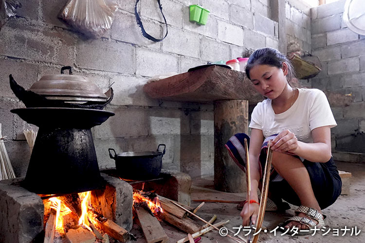 写真:家事をする13歳の女の子(ラオス)