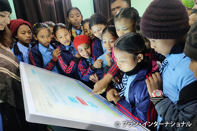 写真：デジタルコンテンツを用いた授業（ネパール）