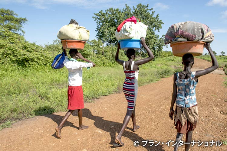 写真：家事に追われ学校に通えない女の子たち（南スーダン）